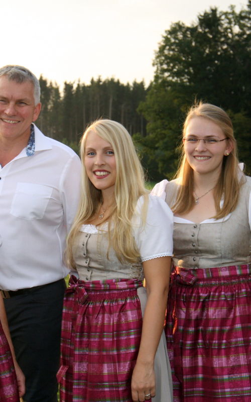Herr und Frau Stemp mit Ihren 3 Töchtern.