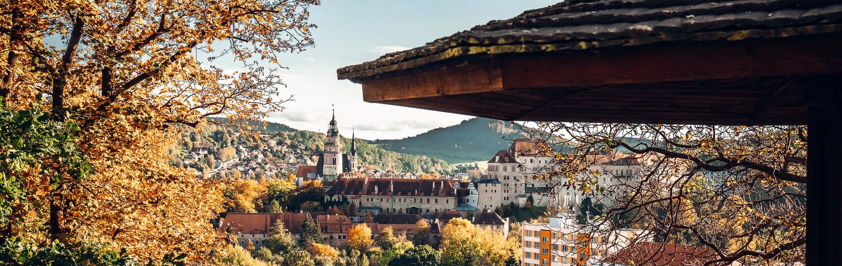 Blick auf Krumau mit buntem Herbstlaub und Pavillon im Vordergrund