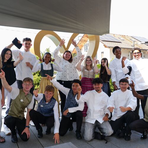 Die neuen Auszubildenden 2026 des Hotel Stemp stehen gemeinsam auf der Terrasse und feiern gut gelaunt ihren Start in die Ausbildung.